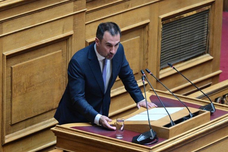Χαρίτσης: Ο Μητσοτάκης μετατρέπει τη Βουλή σε πολιτικό καφενείο - Προσωπικό σόου για να συσπειρώσει την κυβέρνηση