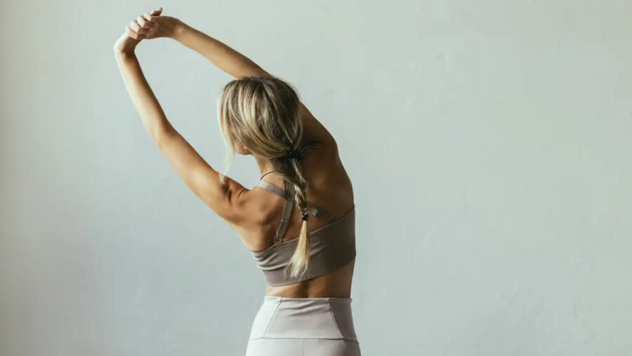 Tadasana: Η yoga pose που διορθώνει αμέσως τη στάση του σώματος