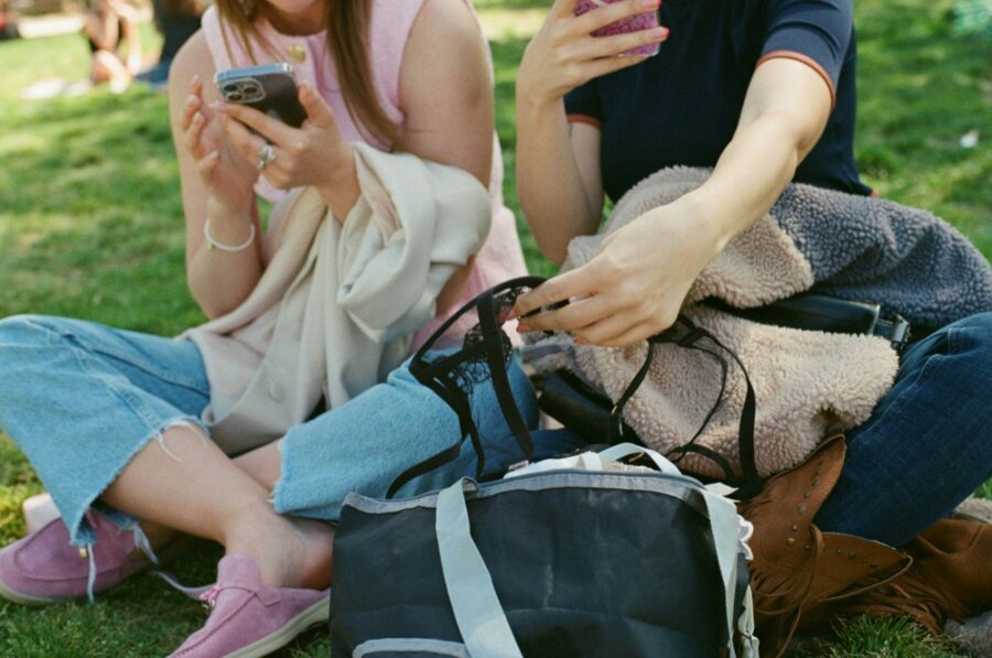 Μήπως οι απαγορεύσεις των social media για τους νέους μας γυρνάνε στην Βικτωριανή Εποχή;