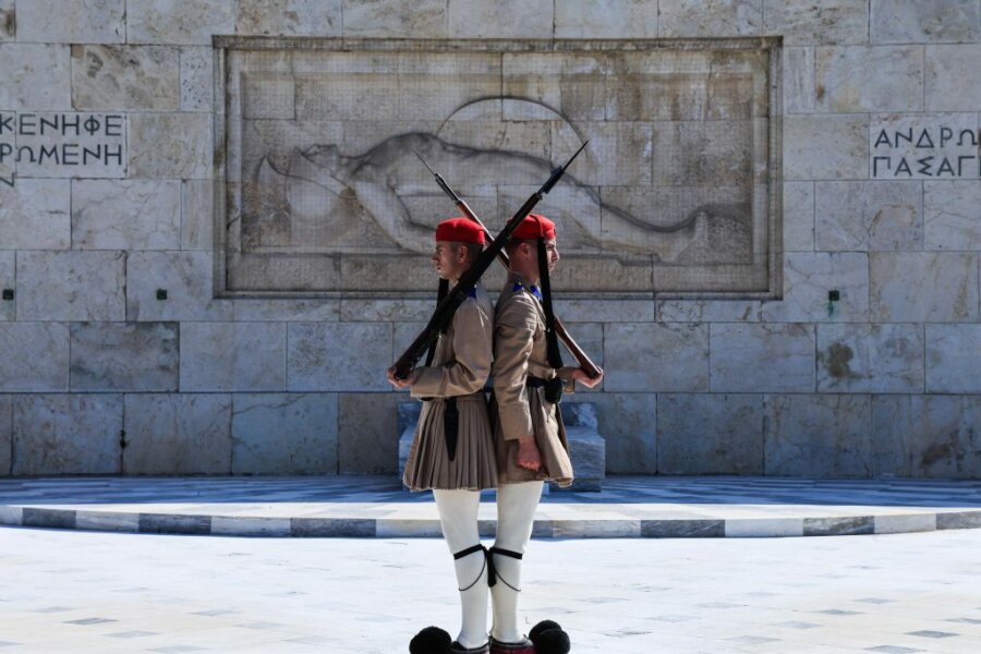 Φυλάκιση έως δύο έτη για φθορές στον Άγνωστο Στρατιώτη