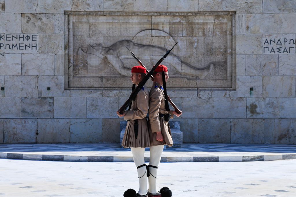 Φυλάκιση έως δύο έτη για φθορές στον Άγνωστο Στρατιώτη