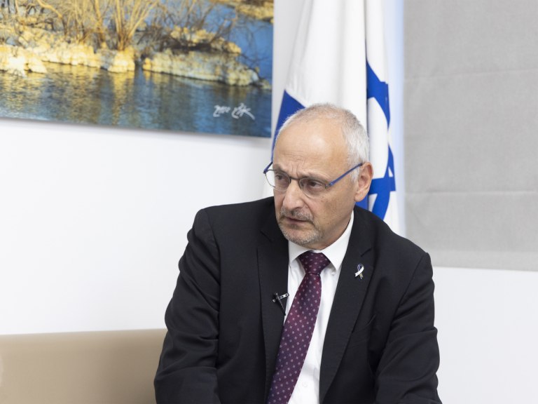 Ο Πρέσβης του Ισραήλ, Νόαμ Κατς
