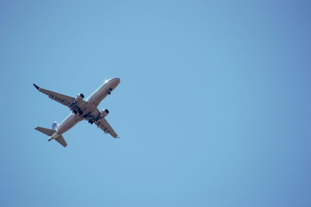 Αεροσυνοδός αποκαλύπτει τις πιο απίστευτες συμπεριφορές επιβατών – Aπό κόψιμο νυχιών μέχρι οικογένειες χωρίς καμία ενσυναίσθηση