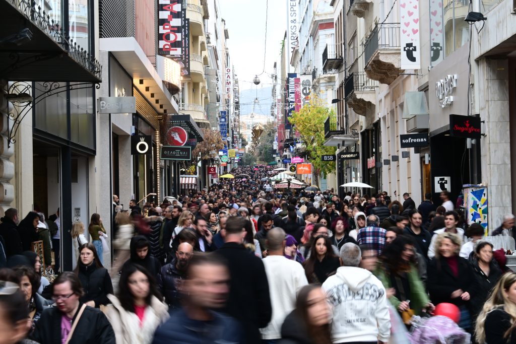 Οι «νοικοκυραίοι» στο στόχαστρο κυβέρνησης και αντιπολίτευσης – Κλειδί η «σιωπηλή πλειοψηφία»