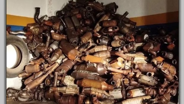 Αστυνομική επιχείρηση στον Τύρναβο με 10 συλλήψεις - Έκρυβε 338 καταλύτες στο υπόγειο του σπιτιού του