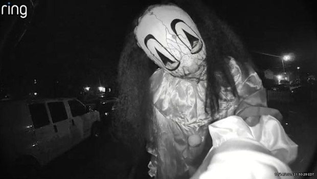 Νύχτα που θύμιζε The Purge: Με στολές Halloween τρομοκράτησαν οικογένεια - «Είμαστε ο χειρότερός σου εφιάλτης»