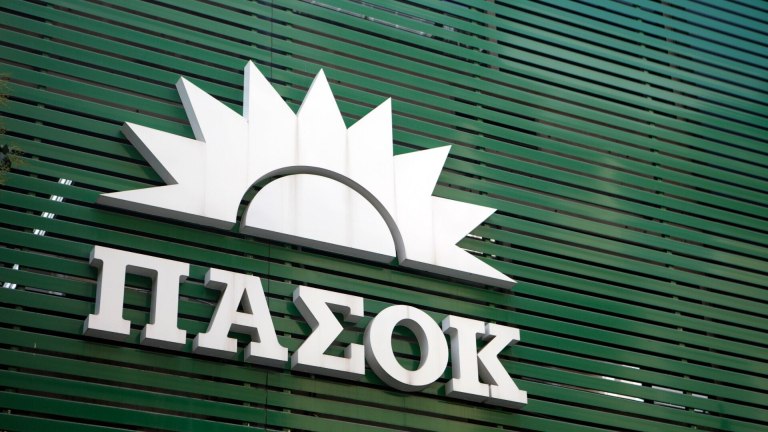 «Συγχαρητήρια για μια ακόμα πρωτιά» – Νέα σφοδρά πυρά του ΠΑΣΟΚ στην κυβέρνηση Μητσοτάκη για το 13ωρο