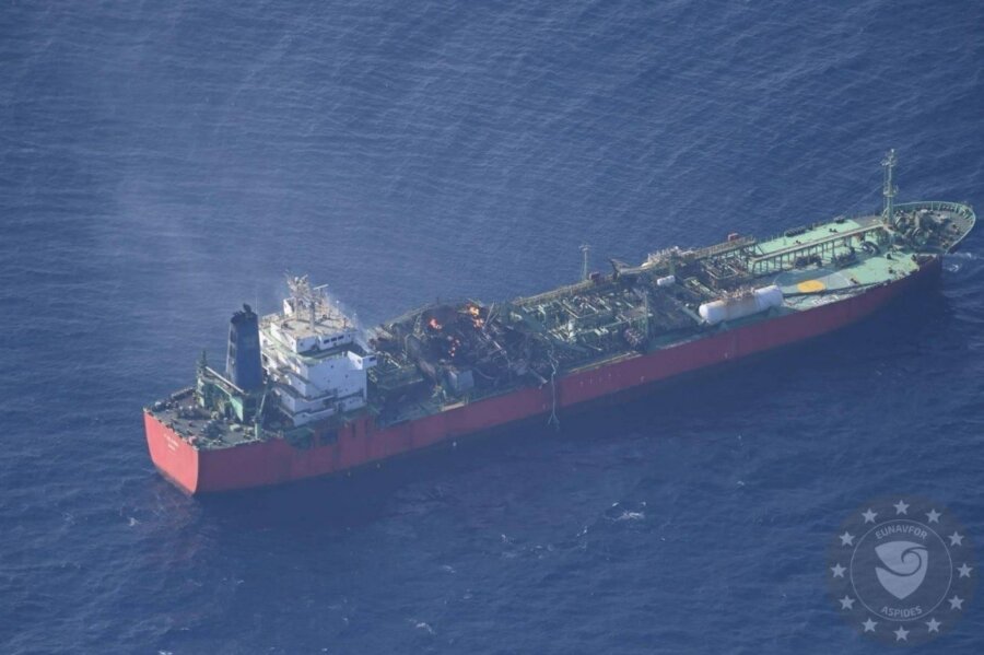 Διασώθηκε το πλήρωμα του φλεγόμενου πλοίου MV Falcon - Συμμετοχή της φρεγάτας «Σπέτσαι»