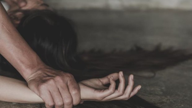 Σοκ στην Ηλεία: Κακοποιούσε σεξουαλικά την κόρη του και απείλησε να κάψει τη γυναίκα του