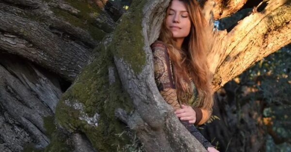 Η τραγουδίστρια και τραγουδοποιός Klaudia Delmer χρειάζεται τη βοήθειά μας στη μάχη της κατά του καρκίνου στο πάγκρεας