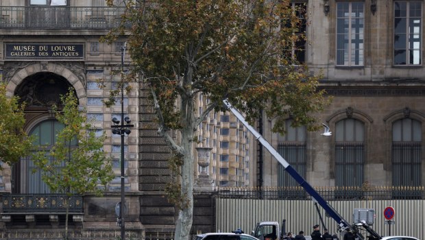 Λούβρο: Μέσα σε 4 λεπτά άρπαξαν τα ανεκτίμητα κοσμήματα - Τα κενά ασφαλείας και η εμπλοκή ξένης χώρας