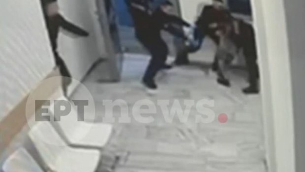 Άγιος Παντελεήμονας: 35χρονος προσπάθησε να αποδράσει από αστυνομικό τμήμα - Έσπασε τον αστράγαλο αστυνομικού