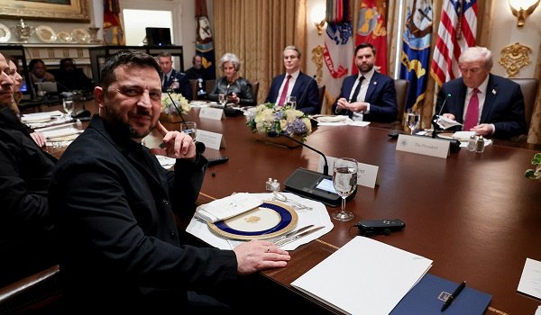 Ουκρανία: Ο Ζελένσκι θεωρεί «επιτυχημένη» τη γεμάτη «βωμολοχίες» συνάντησή του με τον Τραμπ