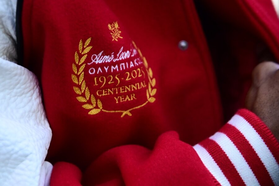 Πού μπορείτε να βρείτε το επετειακό τζάκετ του Ολυμπιακού (pics)