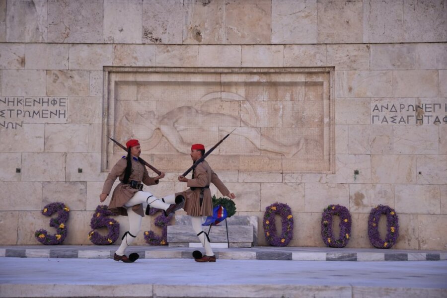 Ψηφίζεται το απόγευμα η τροπολογία για το μνημείο του Αγνώστου Στρατιώτη – Tι θα απαγορεύεται από εδώ και πέρα