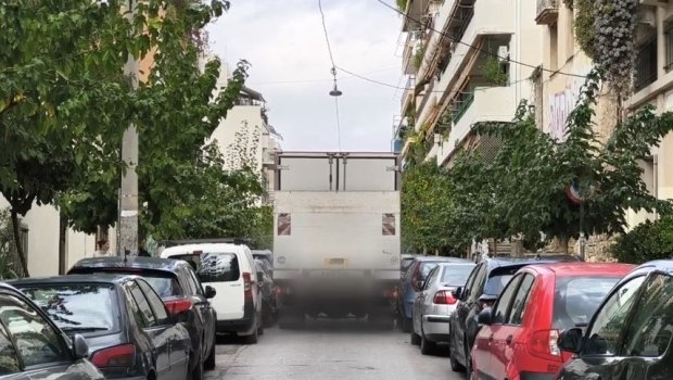 Εξάρχεια: Φορτηγό έχει φρακάρει στην Καλλιδρομίου - Φθορές σε εννέα οχήματα