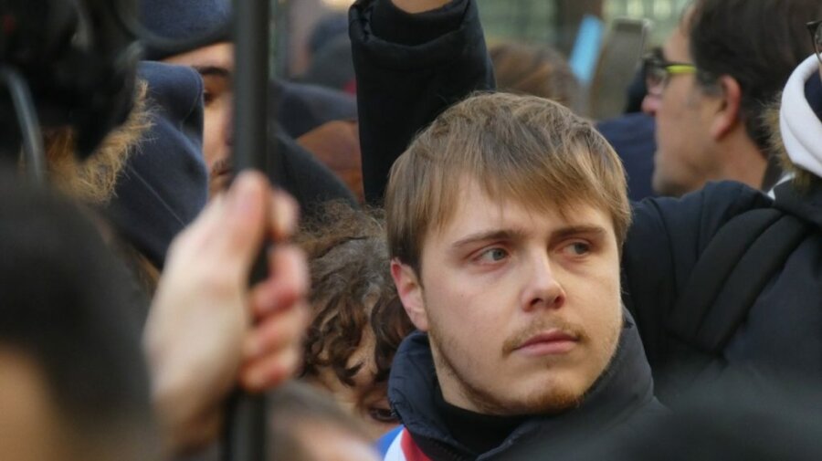 Γαλλία: Αριστερός βουλευτής αφαίρεσε το ρολόι του πριν καταγγείλει τους υπερπλούσιους – Υποκρισία ή δολοφονία χαρακτήρα