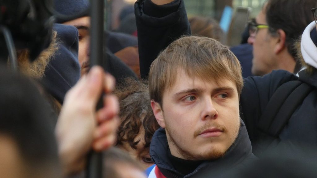Γαλλία: Αριστερός βουλευτής αφαίρεσε το ρολόι του πριν καταγγείλει τους υπερπλούσιους – Υποκρισία ή δολοφονία χαρακτήρα
