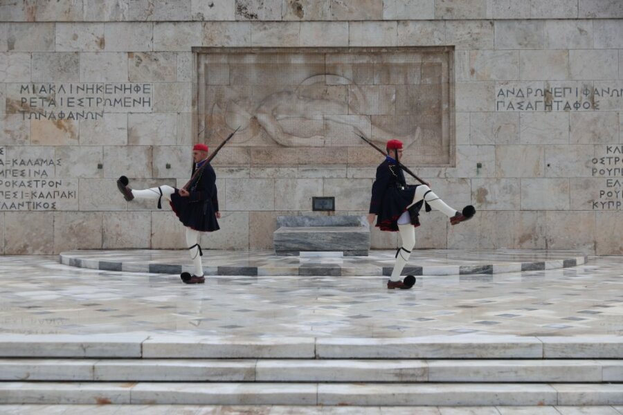 Βουλή: Σύγκρουση για τον Άγνωστο Στρατιώτη – Απορρίφθηκε η ένσταση αντισυνταγματικότητας των κομμάτων της αντιπολίτευσης