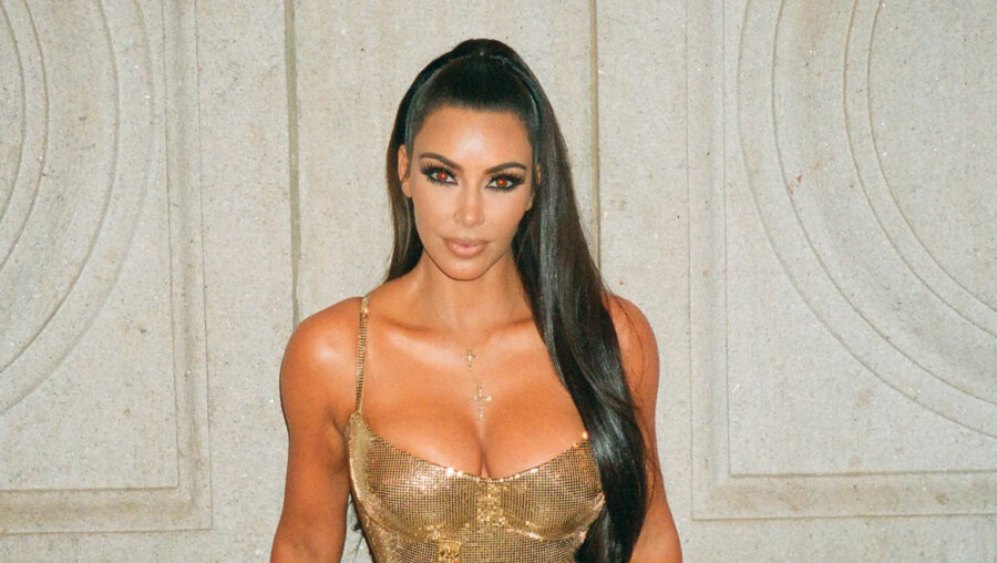 Η Kim Kardashian έκλεισε τα 45 – Αναδρομή με την Kourtney Kardashian