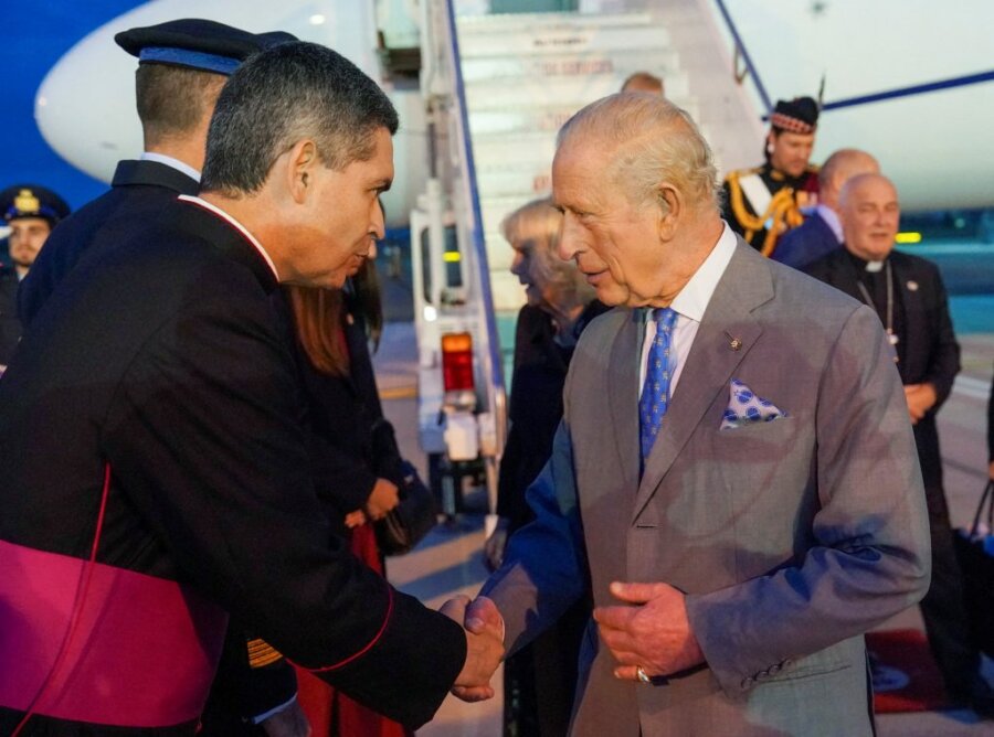 Στη Ρώμη το βασιλικό ζεύγος της Βρετανίας – Αύριο η συνάντηση με τον πάπα Λέοντα ΙΔ’