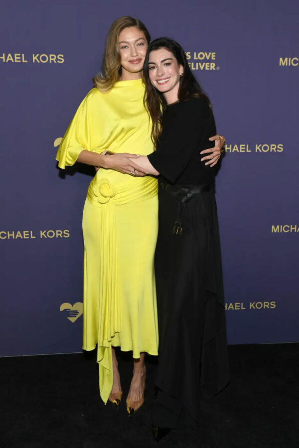 Gigi Hadid & Anne Hathaway: Το πιο κομψό δίδυμο της βραδιάς στα Golden Heart Awards 2025