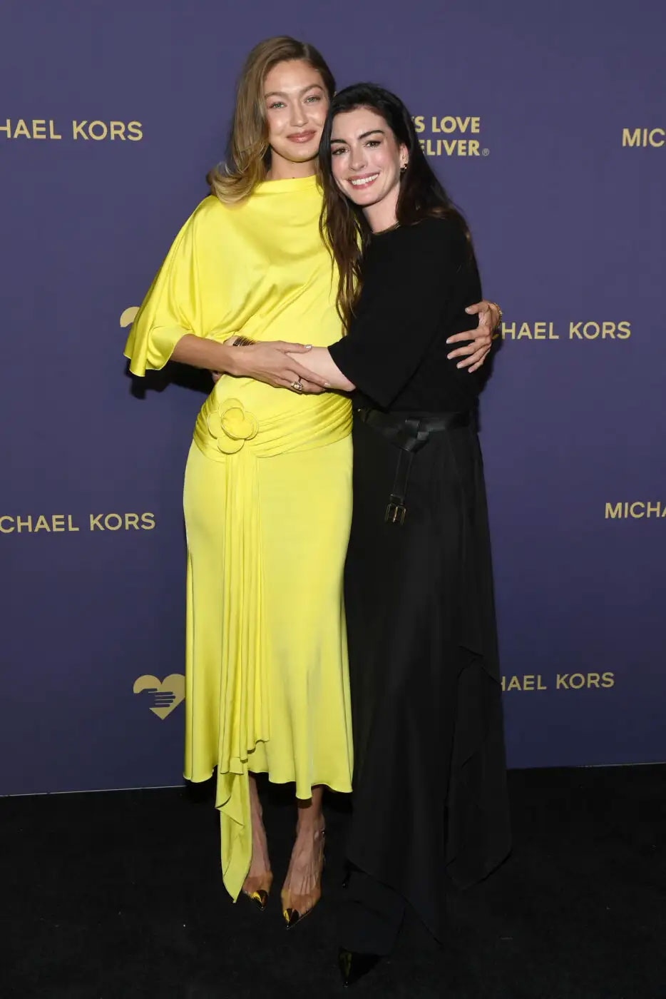 Gigi Hadid & Anne Hathaway: Το πιο κομψό δίδυμο της βραδιάς στα Golden Heart Awards 2025