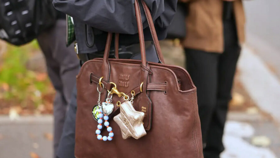 Charms: Το micro trend που φέτος ξεφεύγει από τις τσάντες