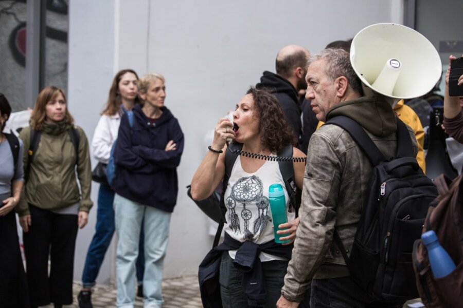Σχολεία: Χημικά και κρότου λάμψης σε εκπαιδευτικούς και μαθητές που διαμαρτύρονται για συγχωνεύσεις τμημάτων
