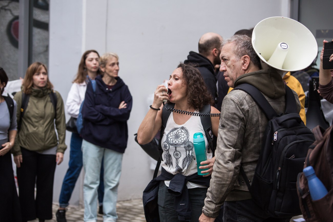 Σχολεία: Χημικά και κρότου λάμψης σε εκπαιδευτικούς και μαθητές που διαμαρτύρονται για συγχωνεύσεις τμημάτων