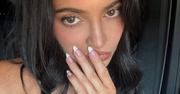 French Manicure: Η 2000’s εκδοχή με χοντρό tip κάνει την επιστροφή της