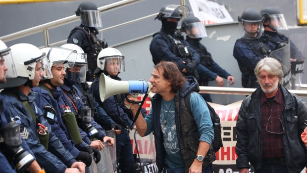 Χημικά και καταστολή καταγγέλλουν οι εκπαιδευτικοί που διαμαρτύρονταν για τις συγχωνεύσεις - «Ταχύτατη διερεύνηση», ζήτησε η Ζαχαράκη