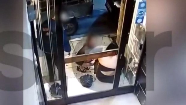 Γκάζι: Η στιγμή που η 16χρονη καταρρέει έξω από το κλαμπ