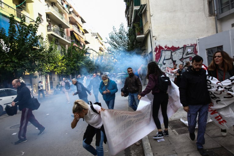 Πώς να κρυφτείς από τα παιδιά… όταν ζητάνε δασκάλους και τρώνε χημικά