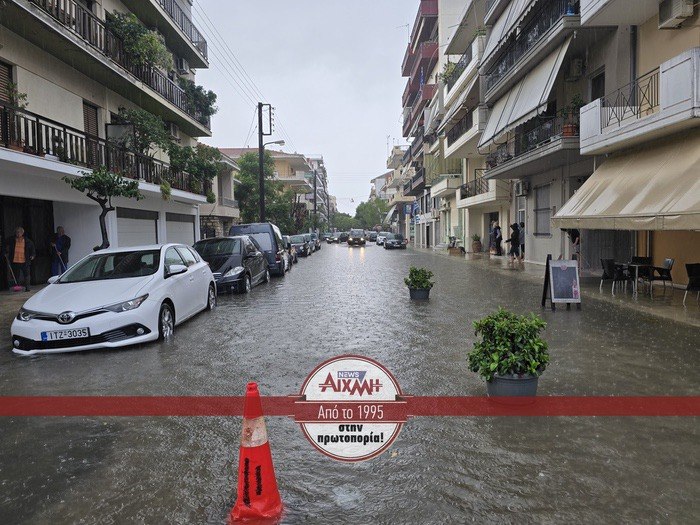 εικόνα που δείχνει τους πλημμυρισμένους δρόμους στο Μεσολόγγι