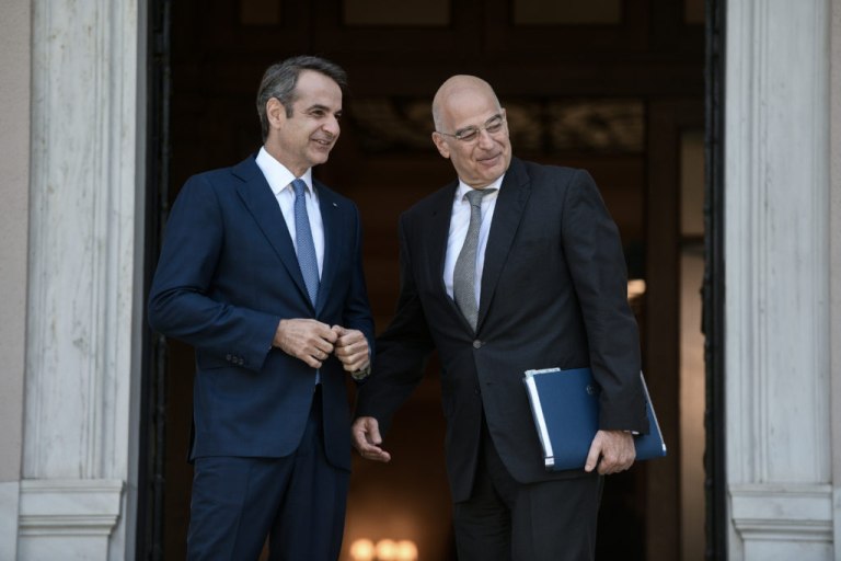 Το παρασκήνιο των συναντήσεων Δένδια αναδεικνύει το ρήγμα με Μητσοτάκη – Εικόνα σύγχυσης αρμοδιοτήτων με το καλημέρα της τροπολογίας του Μαξίμου