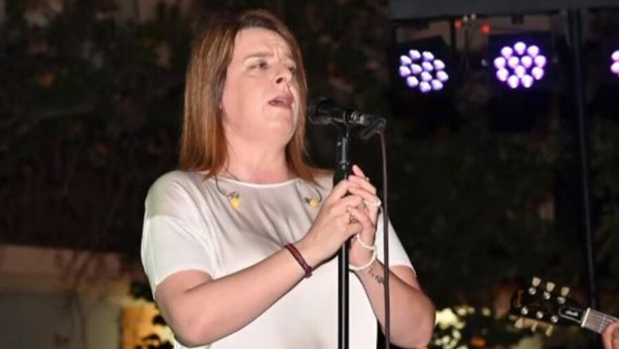 Γωγώ Τσαμπά: Τραγούδησε σε σχολικό χορό και κατέληξε στο αυτόφωρο - Κατηγορείται για διατάραξη κοινής ησυχίας