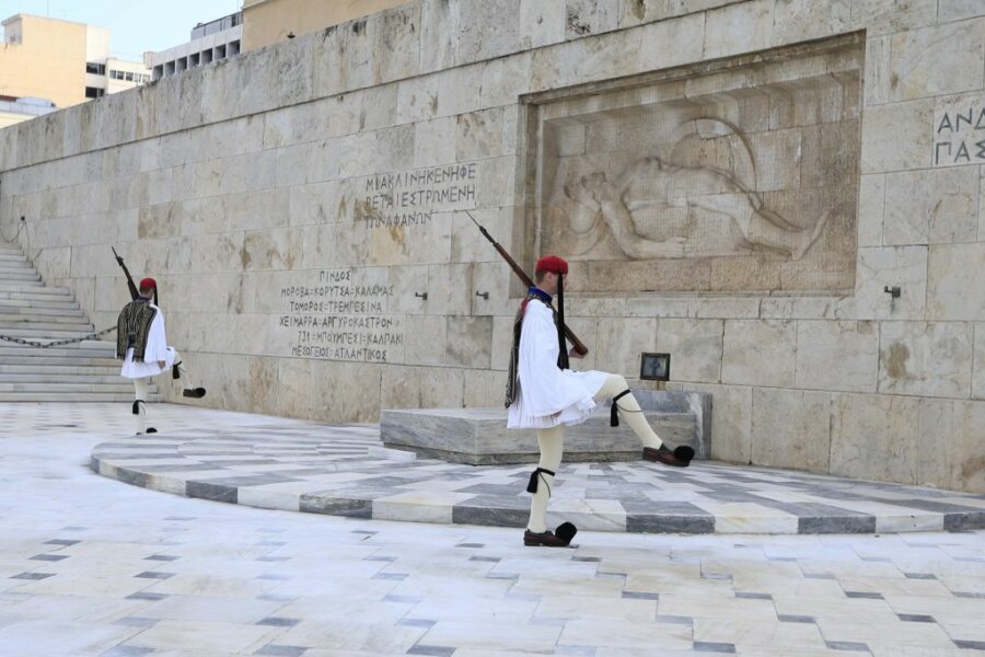 Μνημείο Άγνωστου Στρατιώτη: Ζητείται τρίτος πάροχος για να… καθαρίσει