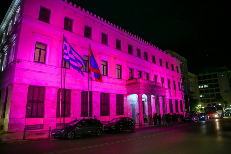 Στα ροζ «ντύθηκαν» το Δημαρχείο των Αθηνών και το Δημοτικό Θέατρο Πειραιά