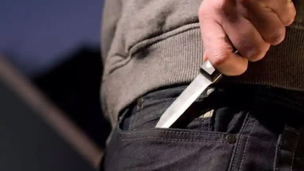 Πάτρα: Ανήλικοι εκβίαζαν και απειλούσαν με σουγιά και σιδερογροθιά 15χρονο για να τους δώσει 50 ευρώ