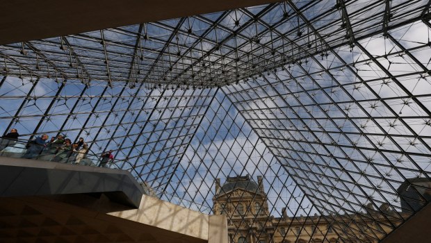 Γαλλία: Το Λούβρο μετέφερε κοσμήματα στην Τράπεζα της Γαλλίας μετά τη διάρρηξη