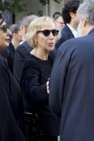 Κηδεία Διονύση Σαββόπουλου: Καταρρακωμένη η σύζυγός του, Άσπα Αραπίδου στη Μητρόπολη - Συνοδευόταν από το γιο της