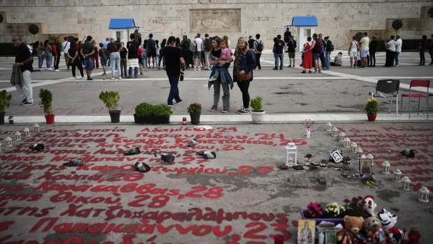 Τέμπη: «Δεν θα αφήσουμε τα ονόματα των δικών μας να σβηστούν» λένε συγγενείς για τον Άγνωστο Στρατιώτη