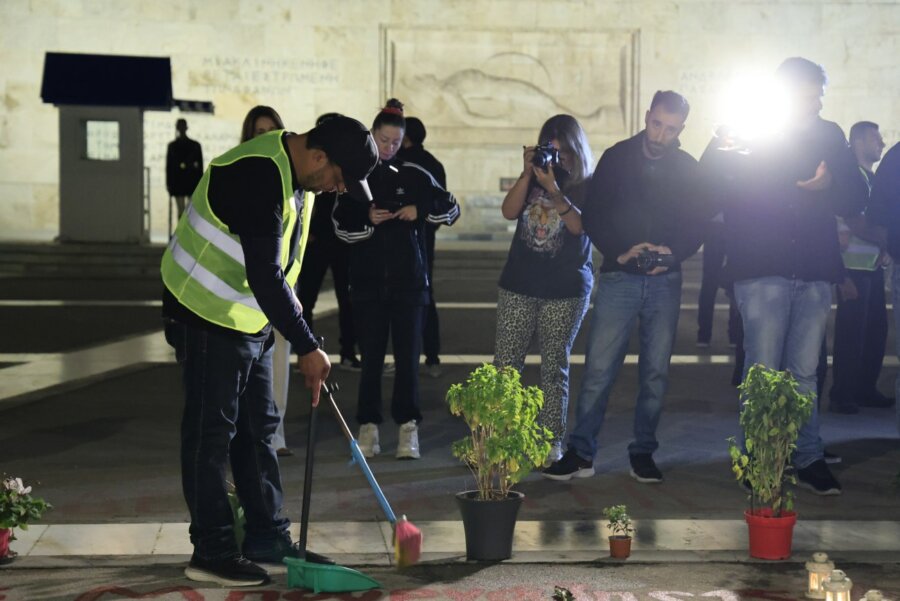 Άγνωστος Στρατιώτης: Η ομάδα «Μέχρι Τέλους» καθάρισε το μνημείο θυμάτων των Τεμπών