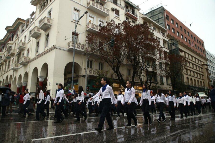 28η Οκτωβρίου: Υπό έντονη βροχόπτωση η μαθητική παρέλαση στη Θεσσαλονίκη