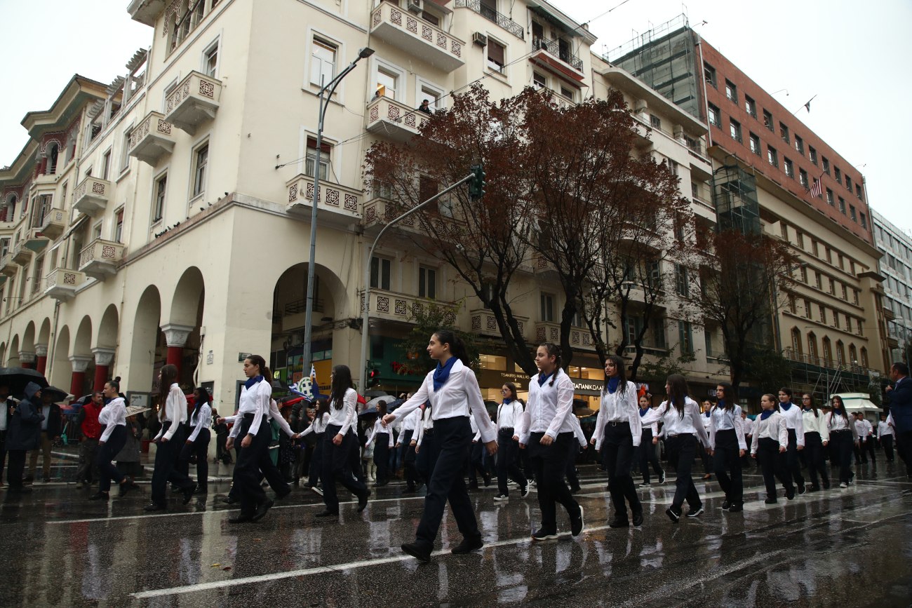 28η Οκτωβρίου: Υπό έντονη βροχόπτωση η μαθητική παρέλαση στη Θεσσαλονίκη