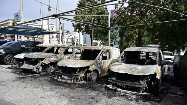 Βίντεο ντοκουμέντο από τον εμπρησμό αυτοκινήτων στη Νέα Φιλαδέλφεια