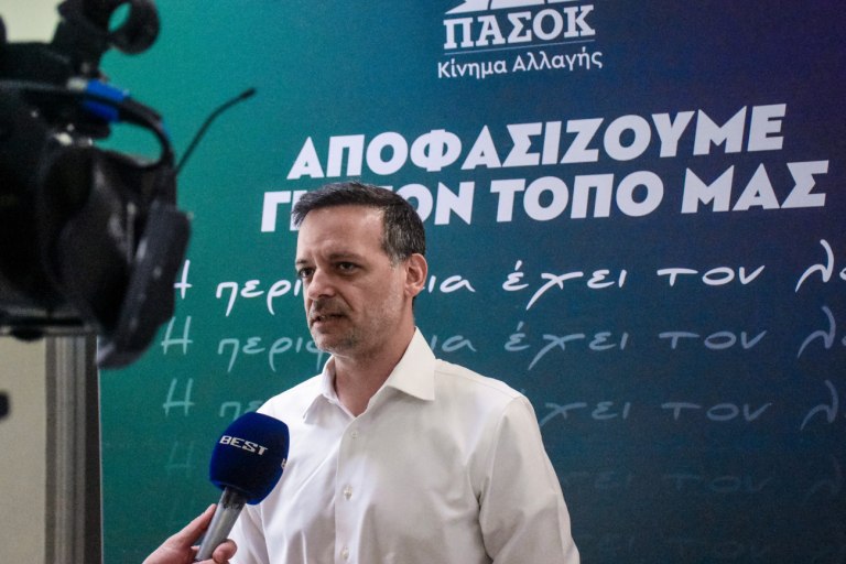 Αιχμές Δούκα: Στελέχη του ΠΑΣΟΚ σφιχταγκαλιάζονται με τη ΝΔ, πιστεύουν ότι υπάρχει δυνατότητα συγκυβέρνησης