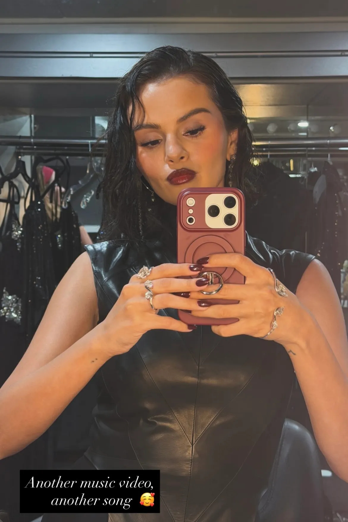 Η απόχρωση που δεν αποχωρίζεται η Selena Gomez στο φθινοπωρινό της μανικιούρ είναι και η δική μας αγαπημένη