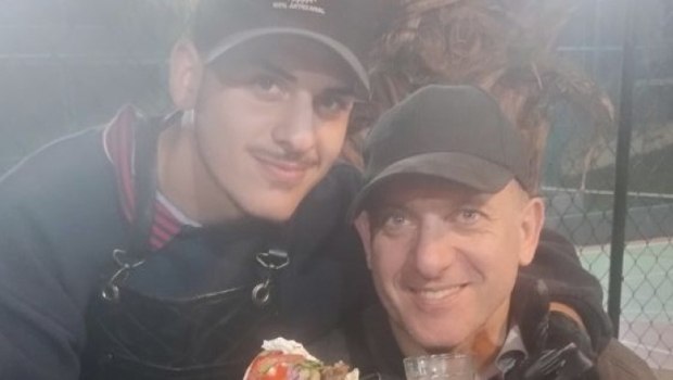 «Σε αγαπώ γιε μου»: Συντετριμμένος ο πατέρας του 18χρονου Θοδωρή που δολοφονήθηκε στη Βραζιλία